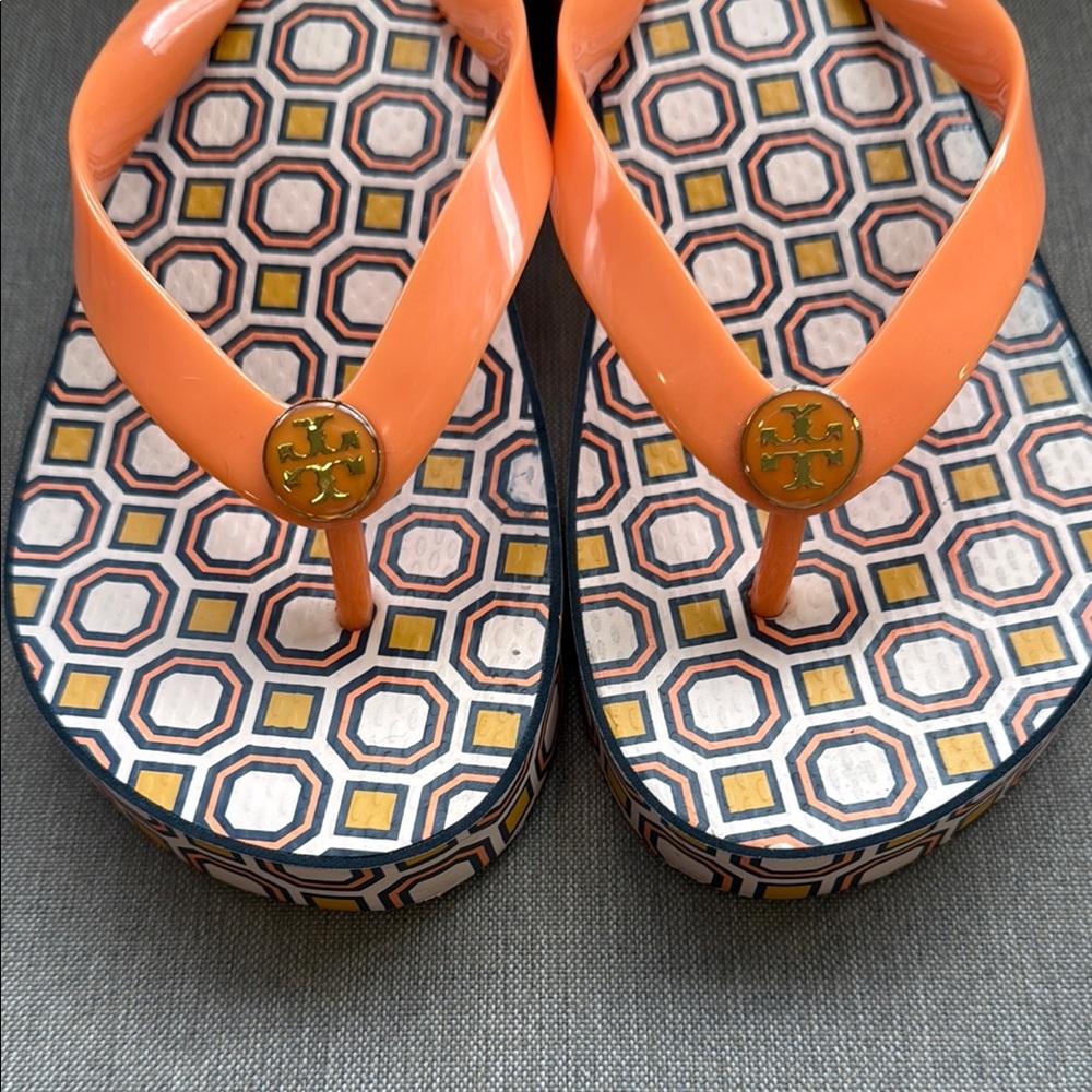 Tory Burch Geometric Orange Flip Flops - Picture 3 of 6